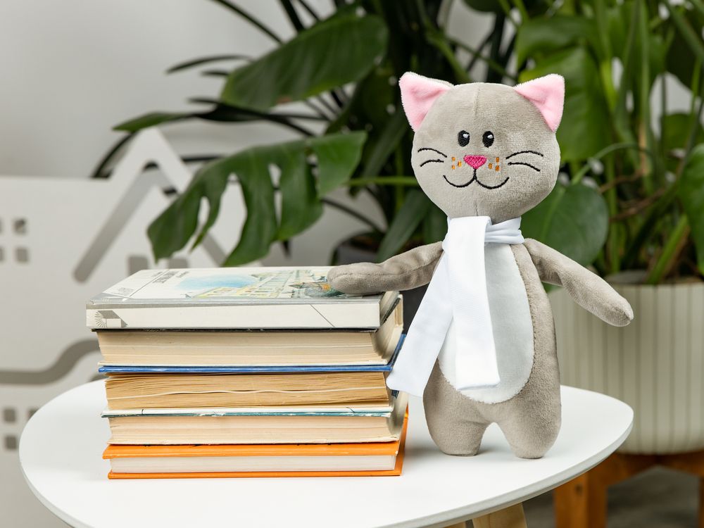 картинка Мягкая игрушка Beastie Toys, котик с белым шарфом от магазина Одежда+
